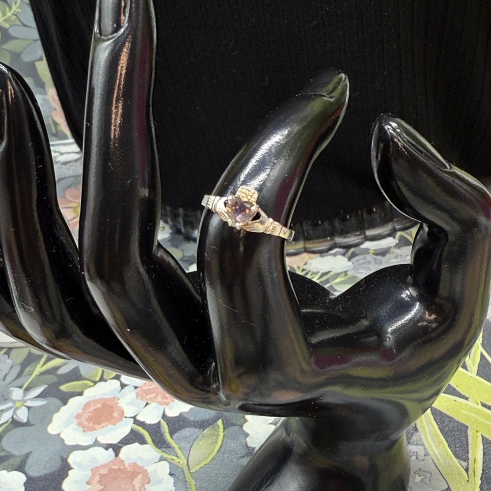 ⭐️vintage sterling silver Claddagh ring with amethyst heart-shaped stone sz 5.5